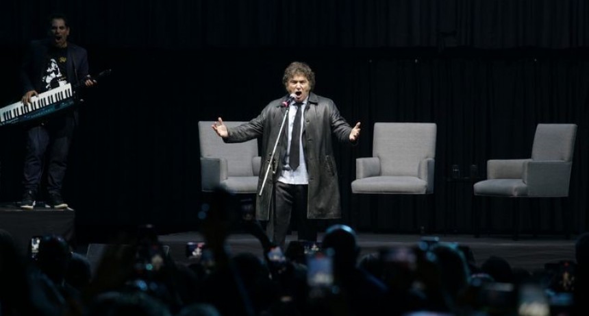 Milei present&oacute; su libro y cant&oacute; en el Luna Park: apunt&oacute; contra los "zurdos"