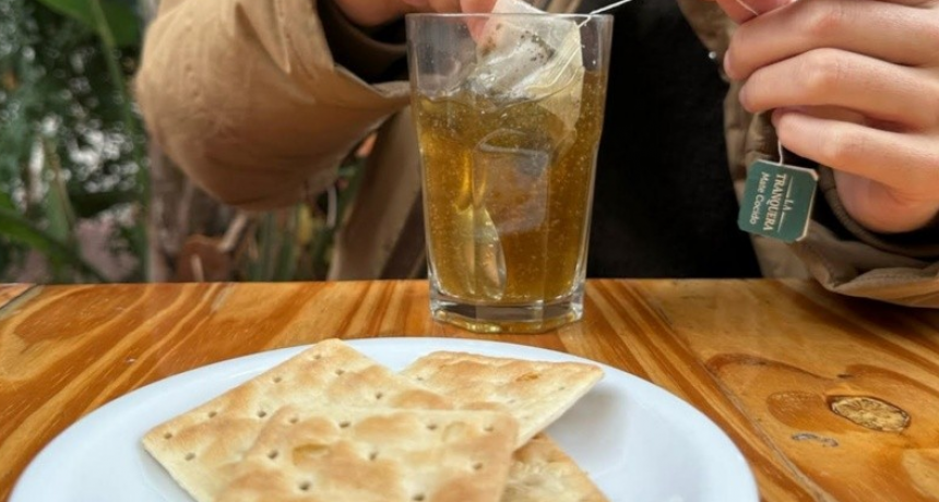 Bar porte&ntilde;o desat&oacute; pol&eacute;mica por una promo de mate cocido y 4 galletitas a $1.000