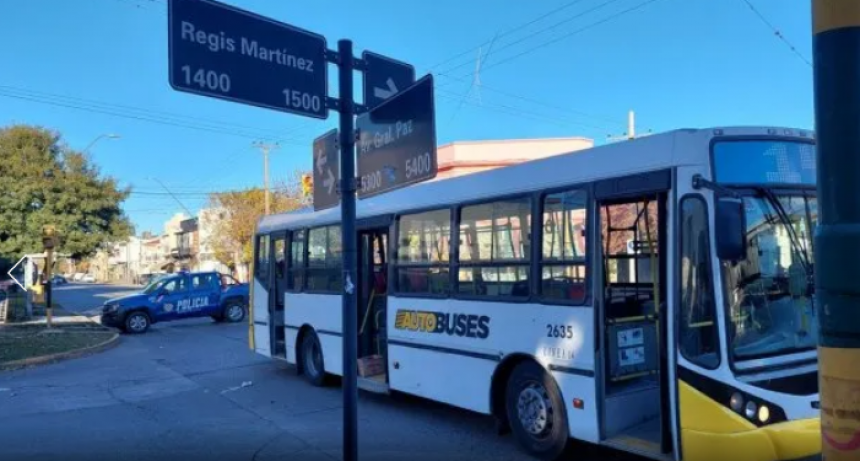 Investigan la muerte de un joven que cay&oacute; de un colectivo de la L&iacute;nea 14
