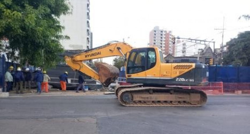 Socav&oacute;n en Bulevar y 9 de Julio: la primera etapa de arreglos durar&aacute; entre cuatro a seis semanas