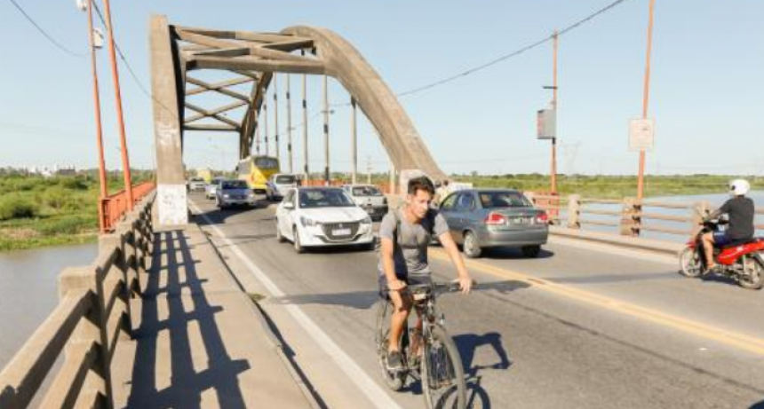 El gobernador Pullaro afirm&oacute; la decisi&oacute;n de construir un puente paralelo al Carretero con fondos propios