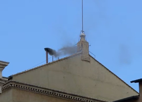 Sigue el cónclave: humo negro en la primera votación de hoy