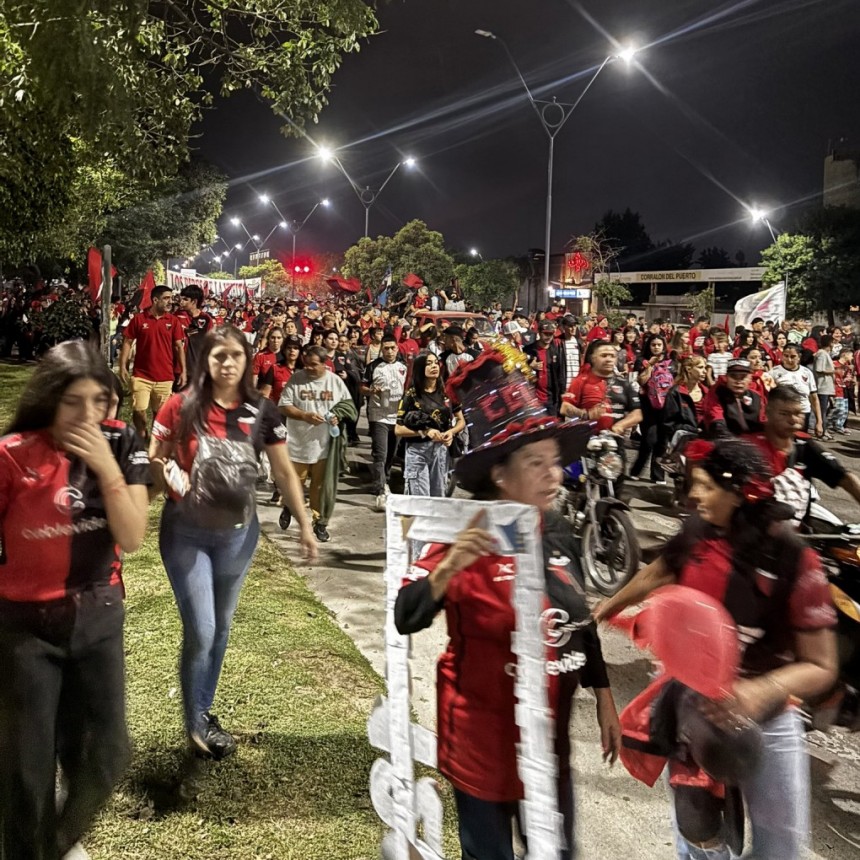 Multitudinaria caravana rojinegra por su 120&deg; aniversario