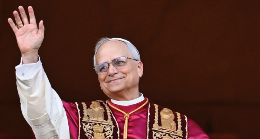 Le&oacute;n XIV evoc&oacute; a Francisco en su homil&iacute;a: &ldquo;Nos sentimos como ovejas sin pastor&rdquo;