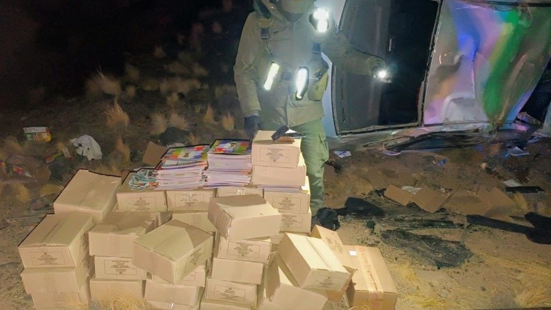 Manejaba alcoholizado, choc&oacute; y descubrieron que llevaba &aacute;lbumes y figuritas del Mundial de contrabando
