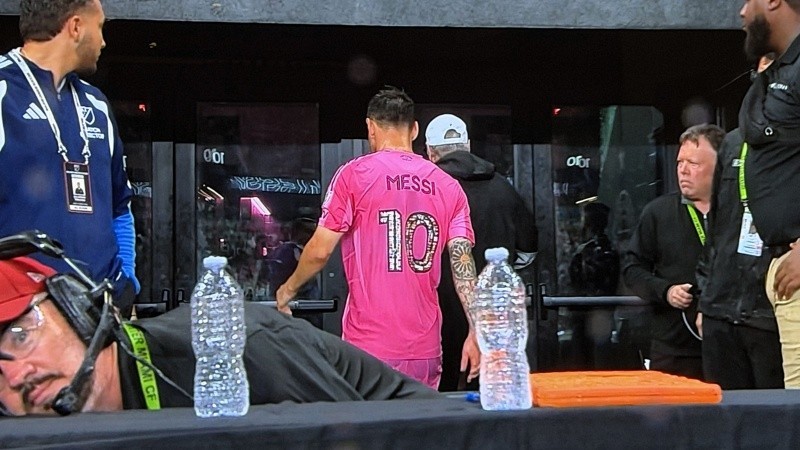 Messi sali&oacute; con una molestia muscular en su &uacute;ltimo partido antes del Mundial