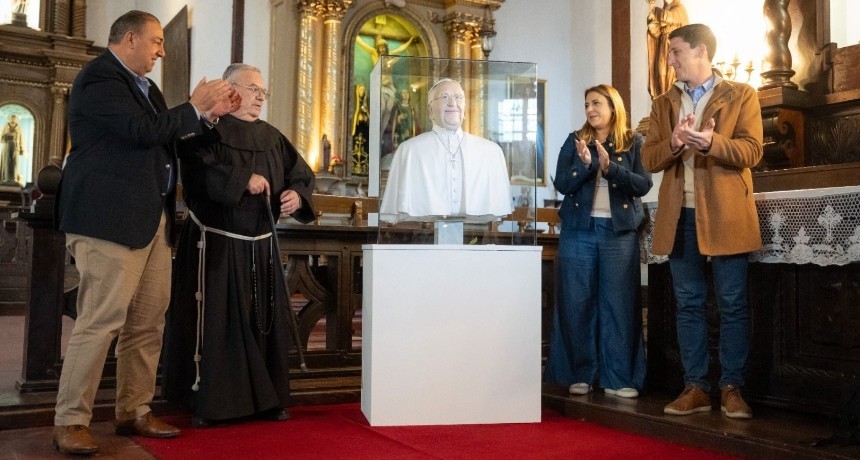 Santa Fe homenaje&oacute; al Papa Francisco con el descubrimiento del primer busto en honor a su paso por la ciudad