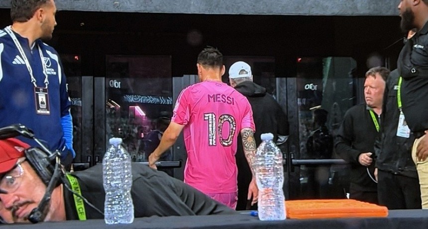 Messi sali&oacute; con una molestia muscular en su &uacute;ltimo partido antes del Mundial