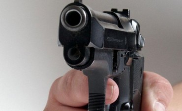 Intentaron robarle el arma a una polic&iacute;a