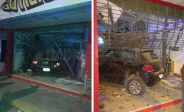 Se incrustaron dentro un local con un auto robado
