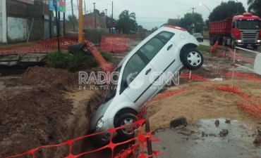 Un auto cay&oacute; en un pozo de una obra de desag&uuml;e en avenida French