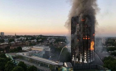 Al menos seis muertos y 50 heridos en un incendio en un edificio residencial en Londres 
