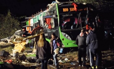 Dos muertos y 60 heridos por el vuelco de un micro en Catamarca
