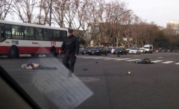 Dos motochorros murieron tras robarle la mochila a un automovilista y ser atropellados