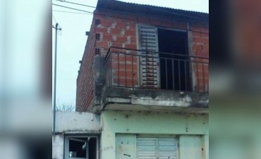 Investigan un incendio en una casa del oeste de la ciudad