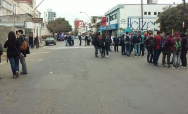 Amenazas de bomba en Almirante Brown: secuestraron el tel&eacute;fono de un alumno