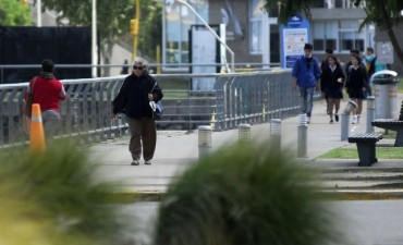 Ma&ntilde;ana con niebla y fr&iacute;o en la ciudad