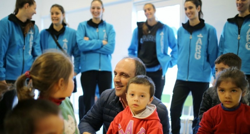 Las Panteras jugaron con ni&ntilde;os y ni&ntilde;as del Jard&iacute;n Municipal de barrio Las Flores