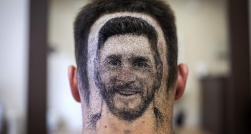 Un peluquero diseña el rostro de Messi en la cabeza de sus clientes