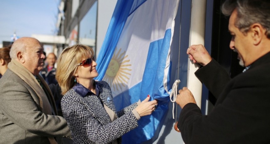 Vestida de celeste y blanco, Facundo Zuvir&iacute;a conmemora el D&iacute;a de la Bandera