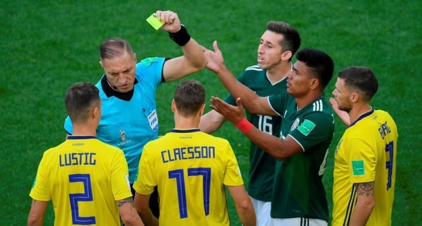 Pitana sac&oacute; la tarjeta m&aacute;s r&aacute;pida de la historia en un Mundial