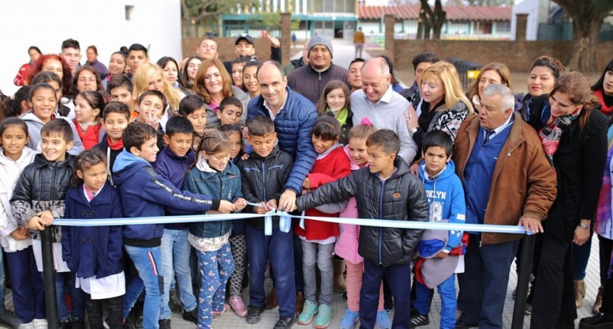 Corral inaugur&oacute; obras de mejora de accesos a establecimientos educativos en barrio Yapey&uacute;