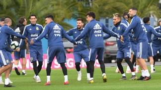 El plantel argentino inici&oacute; la preparaci&oacute;n del cl&aacute;sico con un entrenamiento "familiar"