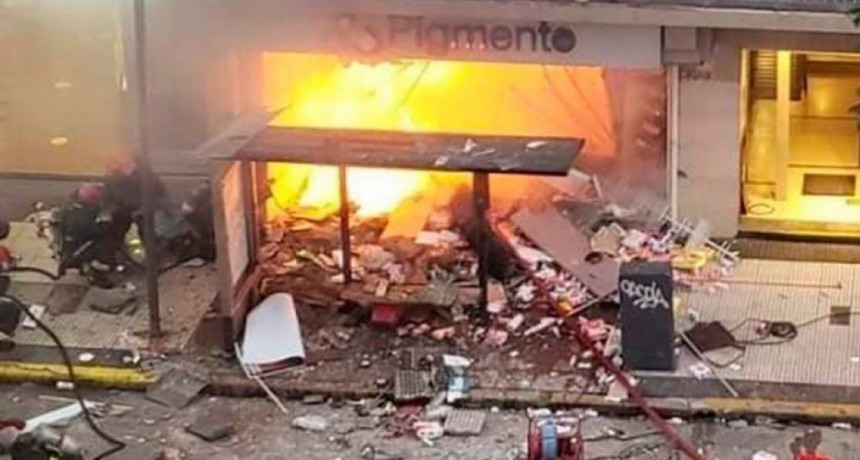 Dos bomberos muertos por las explosiones e incendio en una perfumer&iacute;a