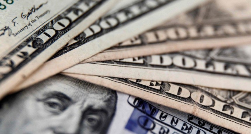 Subi&oacute; el d&oacute;lar oficial y el blue se mantuvo estable