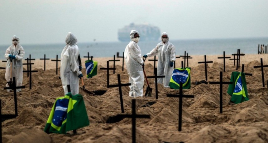 Brasil: cavan fosas comunes en Copacabana contra Bolsonaro