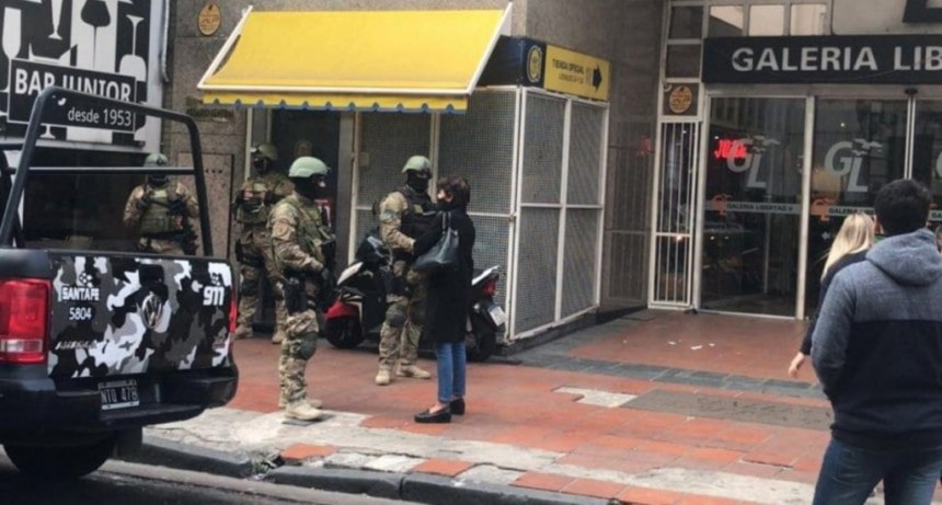 Allanaron oficinas de Rosario Central tras la detenci&oacute;n del jefe de la barra brava