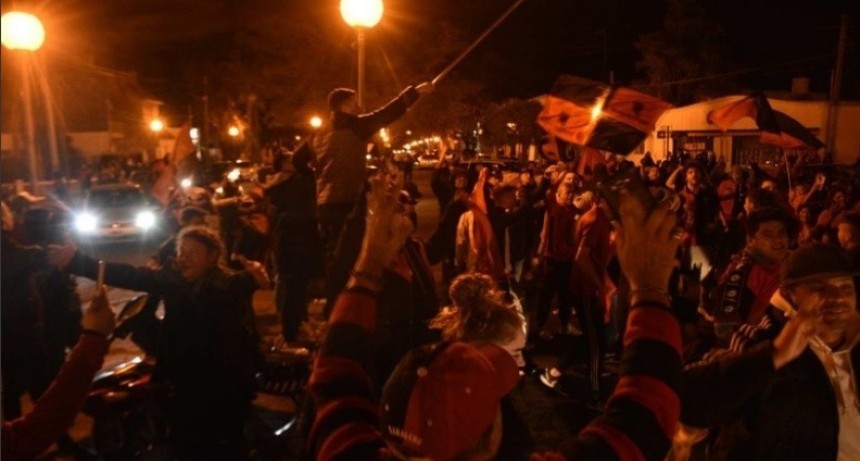 Hinchas de Col&oacute;n salieron a festejar y los dispers&oacute; la Polic&iacute;a a la fuerza