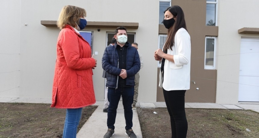 Castell&oacute; particip&oacute; de la entrega de viviendas en Recreo