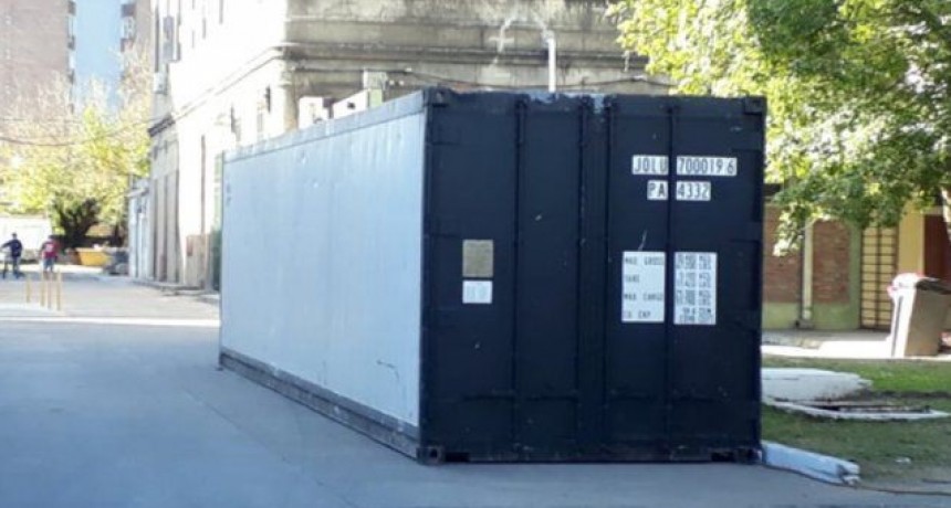 Instalaron un contenedor refrigerado en un hospital Cullen ante un posible colapso de la morgue