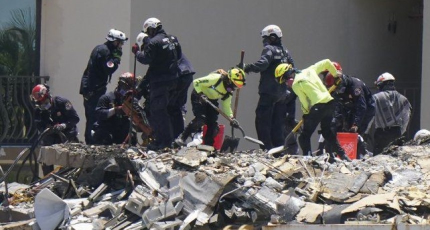 Derrumbe en Miami: creen que la pileta caus&oacute; el desastre