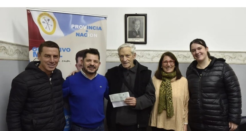 Castell&oacute; entreg&oacute; aportes a instituciones del departamento La Capital