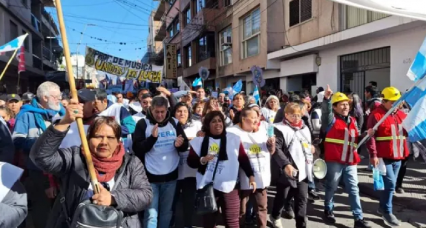 Paro docente con total adhesi&oacute;n: este jueves no habr&aacute; clases en escuelas p&uacute;blicas y privadas de la provincia
