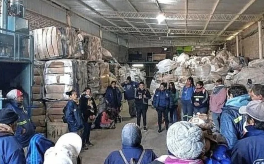 Preocupaci&oacute;n de los recicladores: tienen que "trabajar el triple" por la ca&iacute;da del precio del cart&oacute;n