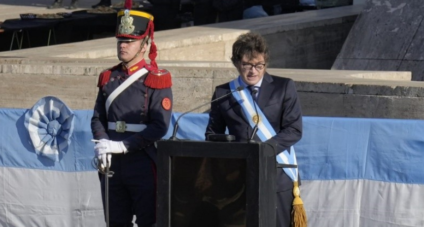 En Rosario por el D&iacute;a de la Bandera, Milei volvi&oacute; a convocar a la firma del Pacto de Mayo