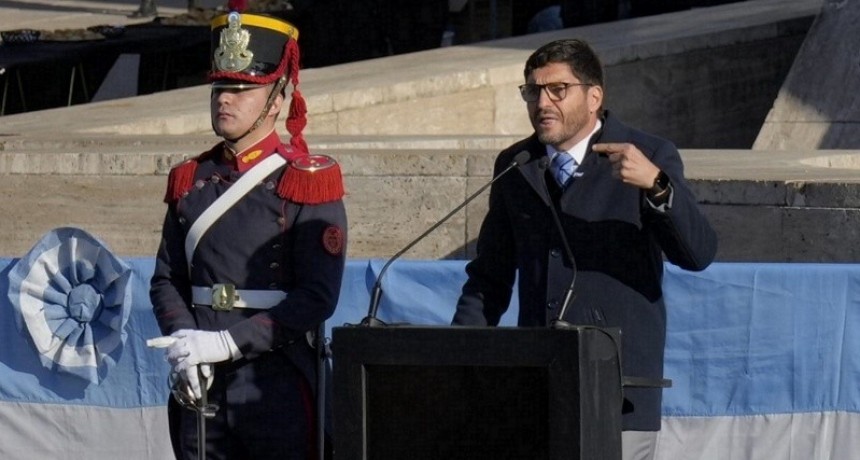 Pullaro reclam&oacute; obra p&uacute;blica, apoyo al conocimiento y federalismo a Miley en el D&iacute;a de la Bandera