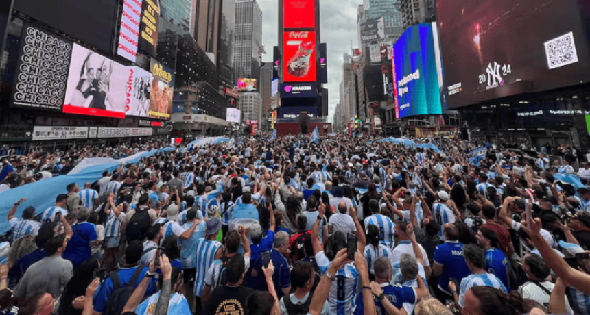 Nueva York: masivo banderazo argentino y el feliz cumple a Messi