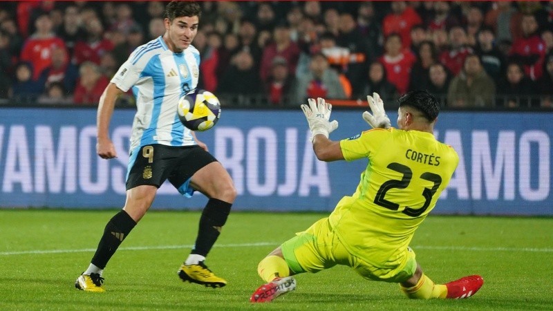 Con un golazo de Julián Álvarez, Argentina ganó y dejó a Chile casi afuera del Mundial