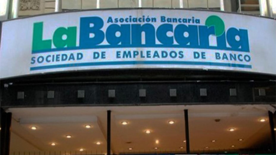 Bancarios actualizan sueldos por inflación: el salario inicial será de $1.859.716