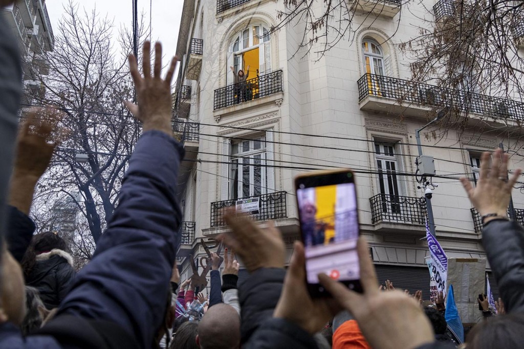 Cristina Kirchner podrá salir al balcón del departamento en donde cumple prisión