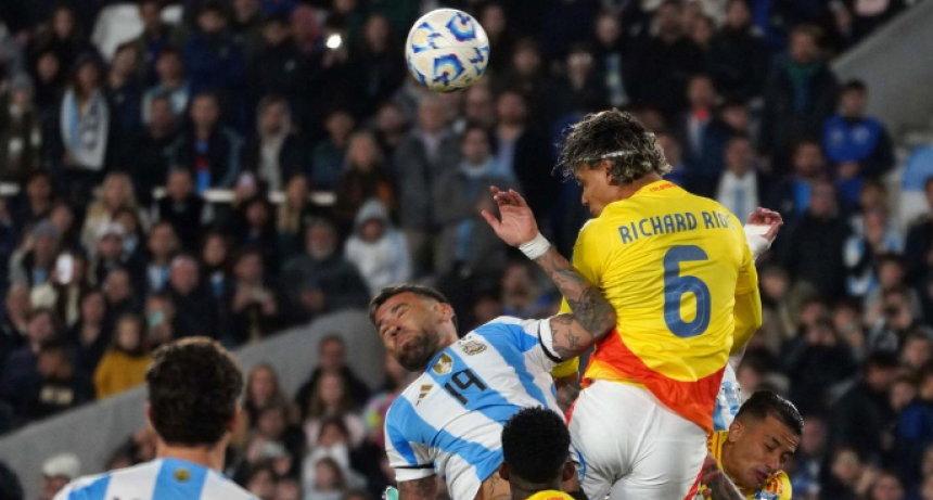 Con uno menos, Argentina reaccion&oacute; y empat&oacute; ante Colombia en el &ldquo;Monumental
