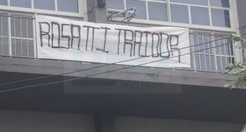 Rosatti traidor: la bandera en la sede del PJ que volvi&oacute; a apuntar contra el juez de la Corte 