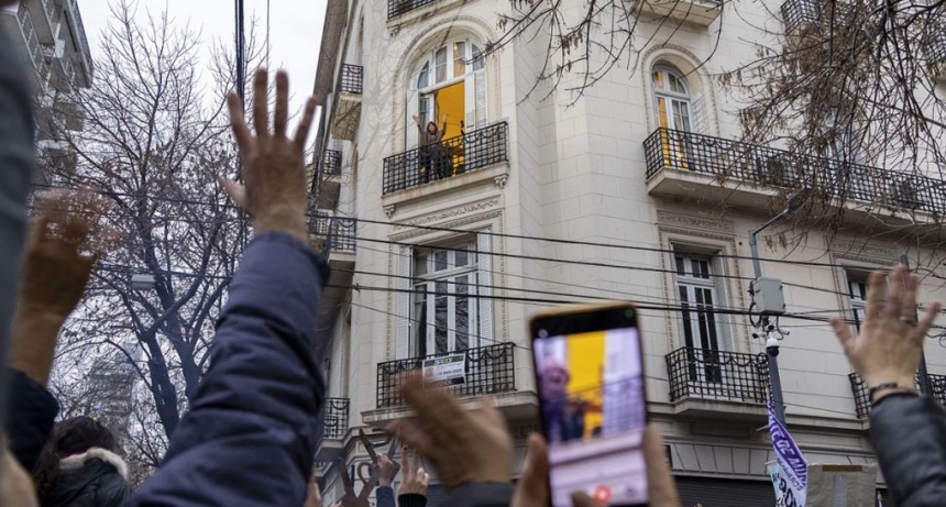 Cristina Kirchner podr&aacute; salir al balc&oacute;n del departamento en donde cumple prisi&oacute;n