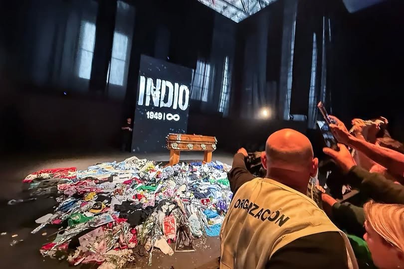 Masiva despedida p&uacute;blica al Indio Solari: un desfile de cientos de miles de personas que se extendi&oacute; durante 18 horas