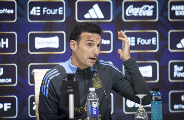 Dibu Mart&iacute;nez y Juli&aacute;n &Aacute;lvarez est&aacute;n &ldquo;disponibles&rdquo; para el debut ante Argelia