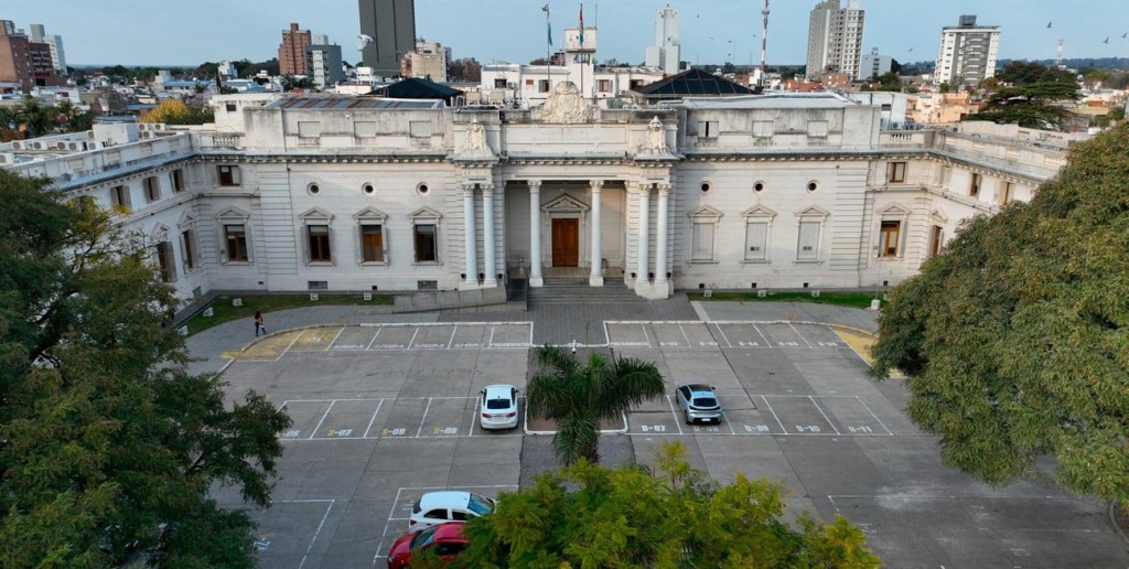 Plaza Italia: la Legislatura de Santa Fe dejar&aacute; de ser estacionamiento y volver&aacute; a ser espacio p&uacute;blico